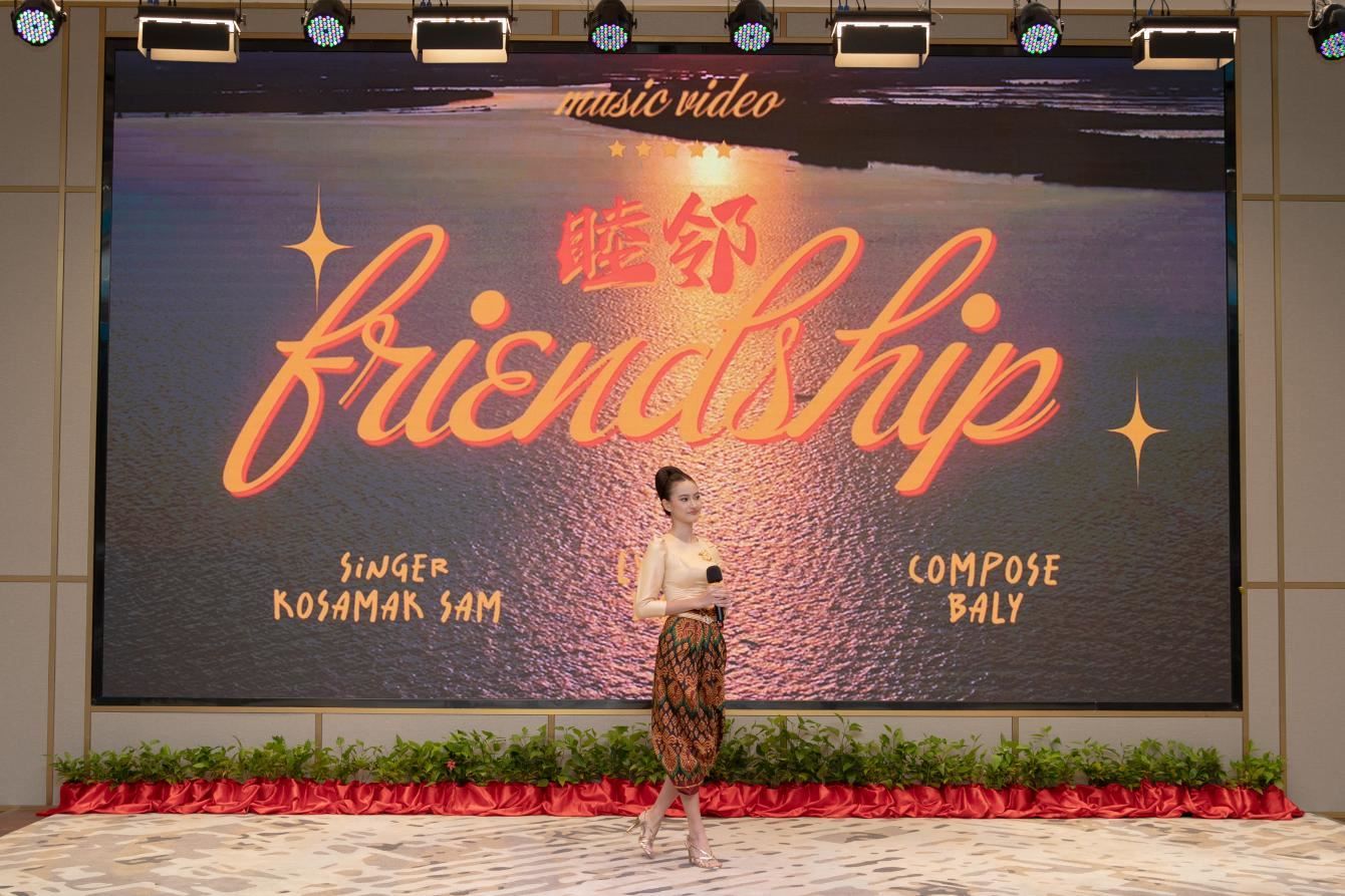 柬埔寨歌手珂撒瑪演唱紀(jì)錄片《睦鄰·柬埔寨》主題曲。柬埔寨數(shù)字電視有限公司供圖