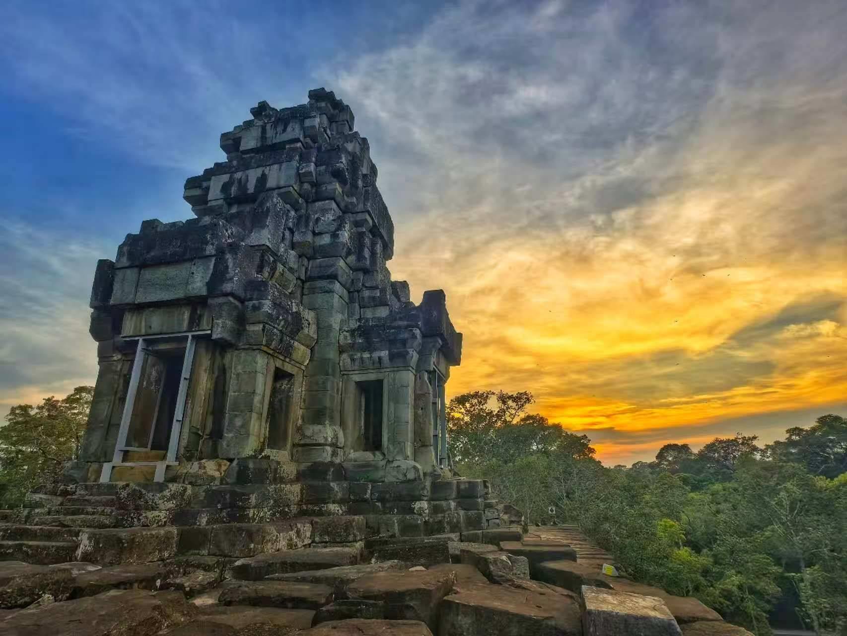 由中國專家修復的茶膠寺最高處的砂巖塔。（人民日報記者強薇 攝）