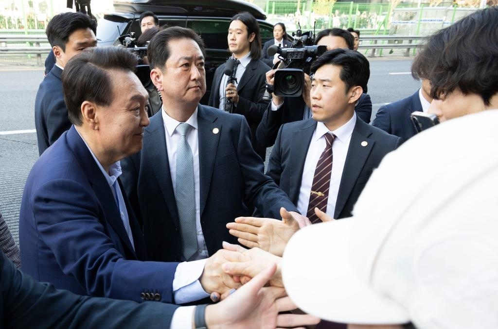 4月11日，韓國前總統(tǒng)尹錫悅（左一）在離開首爾漢南洞官邸時與支持者握手。新華社發(fā)（全休相攝）