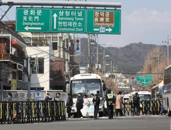  4月3日，在韓國首爾，警察在韓國憲法法院附近進(jìn)行交通管制。新華社記者姚琪琳攝