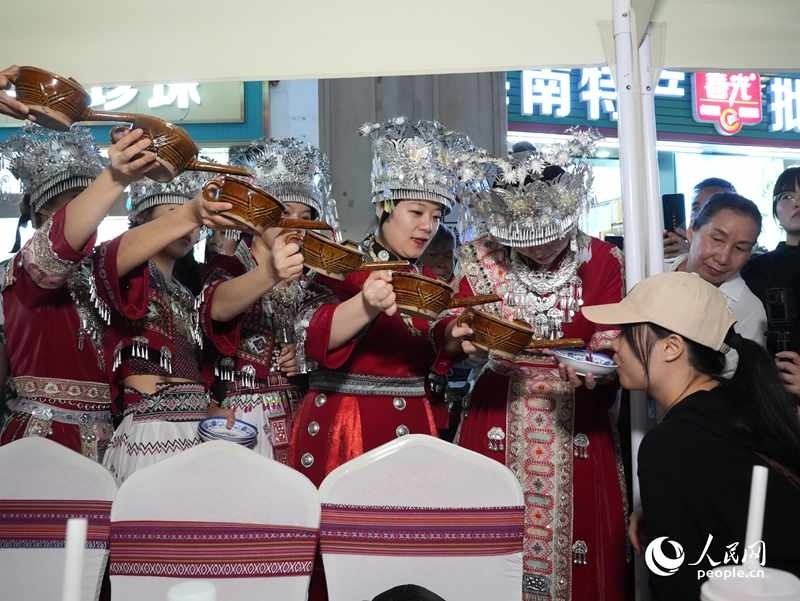 游客體驗(yàn)互動(dòng)演出《高山流水》。人民網(wǎng)記者 張力洋攝