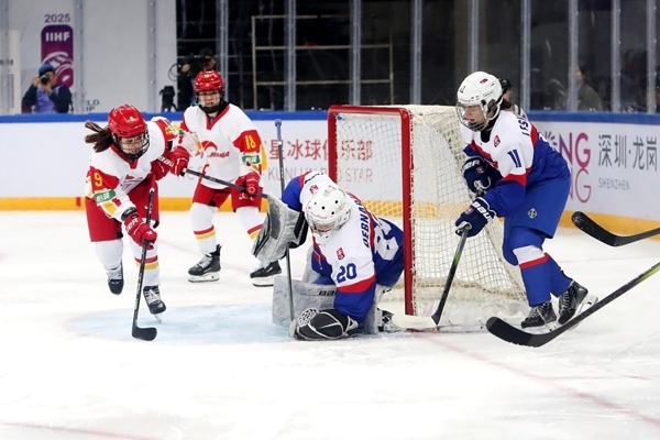 中國隊球員孔明會(左一)射門。圖片來源：中國冰球協(xié)會