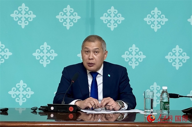 哈薩克斯坦駐華大使沙赫拉特·努雷舍夫在哈駐華大使館舉辦新聞發(fā)布會(huì)。人民網(wǎng)阿爾達(dá)克 攝