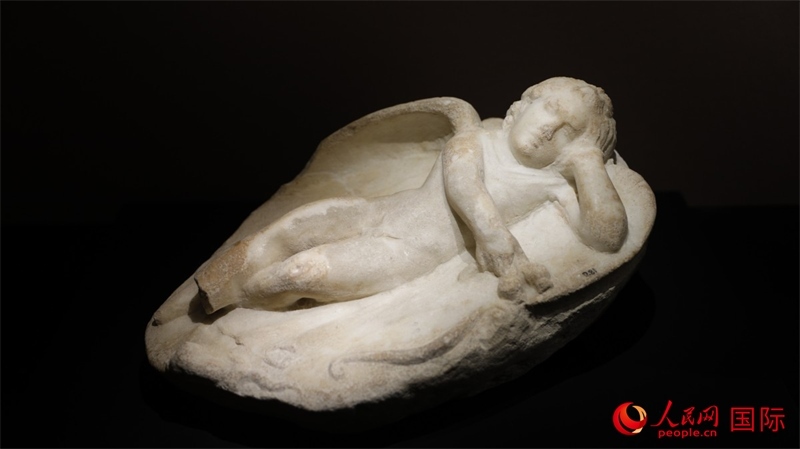 沉睡的厄洛斯大理石浮雕。4月14日，來(lái)自希臘伊拉克利翁考古博物館的文物在故宮博物院展出。（人民網(wǎng) 張澤宇攝）