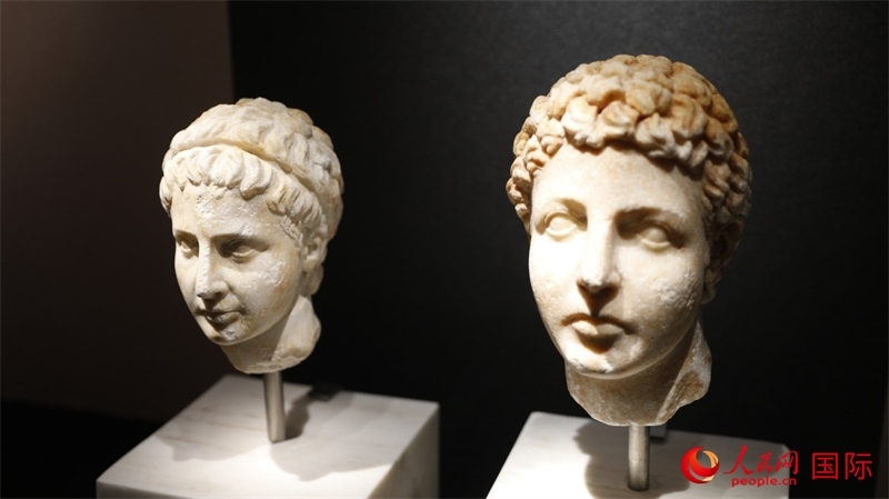兄弟大理石頭像。4月14日，來(lái)自希臘伊拉克利翁考古博物館的文物在故宮博物院展出。（人民網(wǎng) 張澤宇攝）