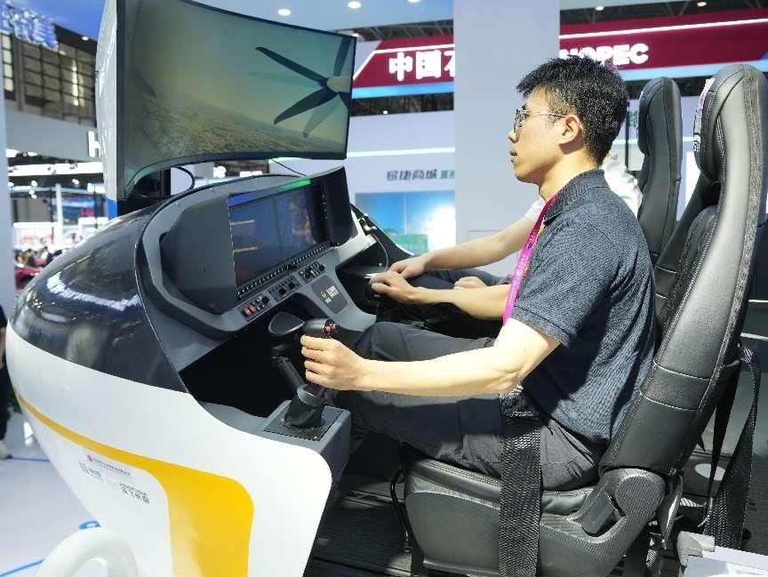 記者體驗低空經(jīng)濟的應用消費場景。人民網(wǎng)記者 張力洋攝