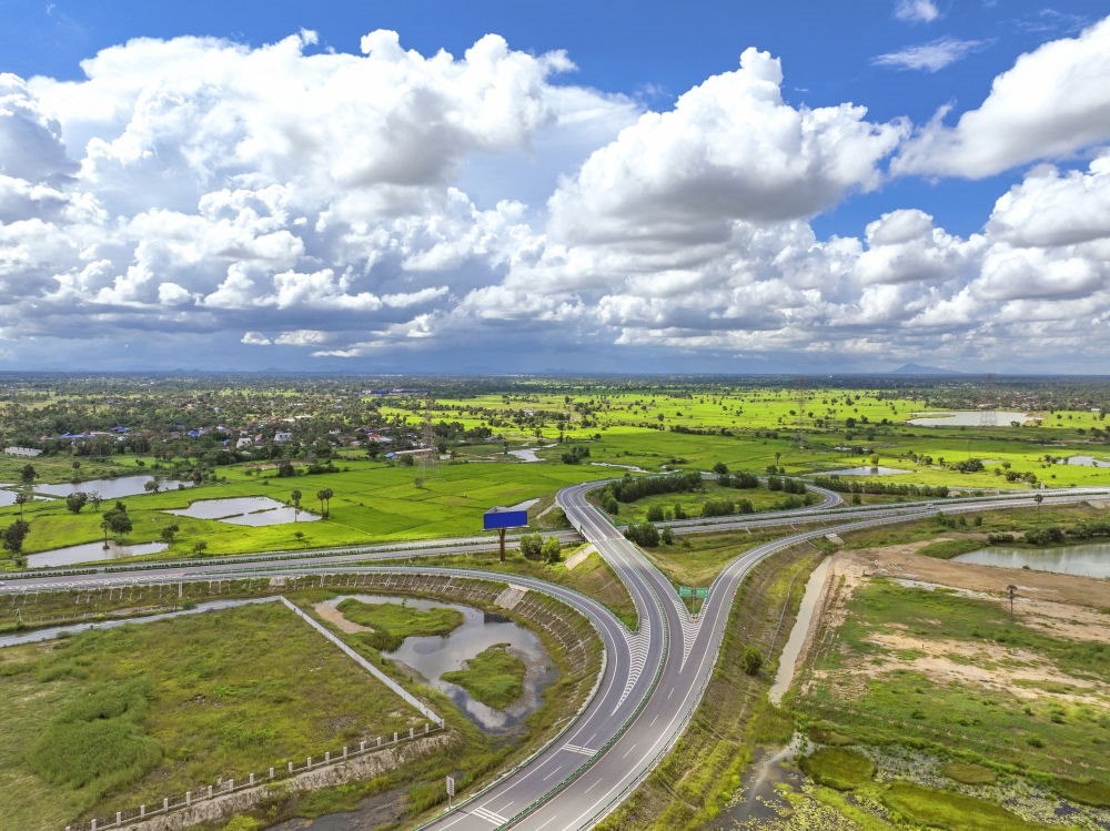 2024年9月25日在柬埔寨磅士卑省拍攝的金港高速公路（無(wú)人機(jī)照片）。連接柬埔寨首都金邊和最大深水海港西哈努克港的金港高速公路，是中柬共建“一帶一路”標(biāo)志性項(xiàng)目。