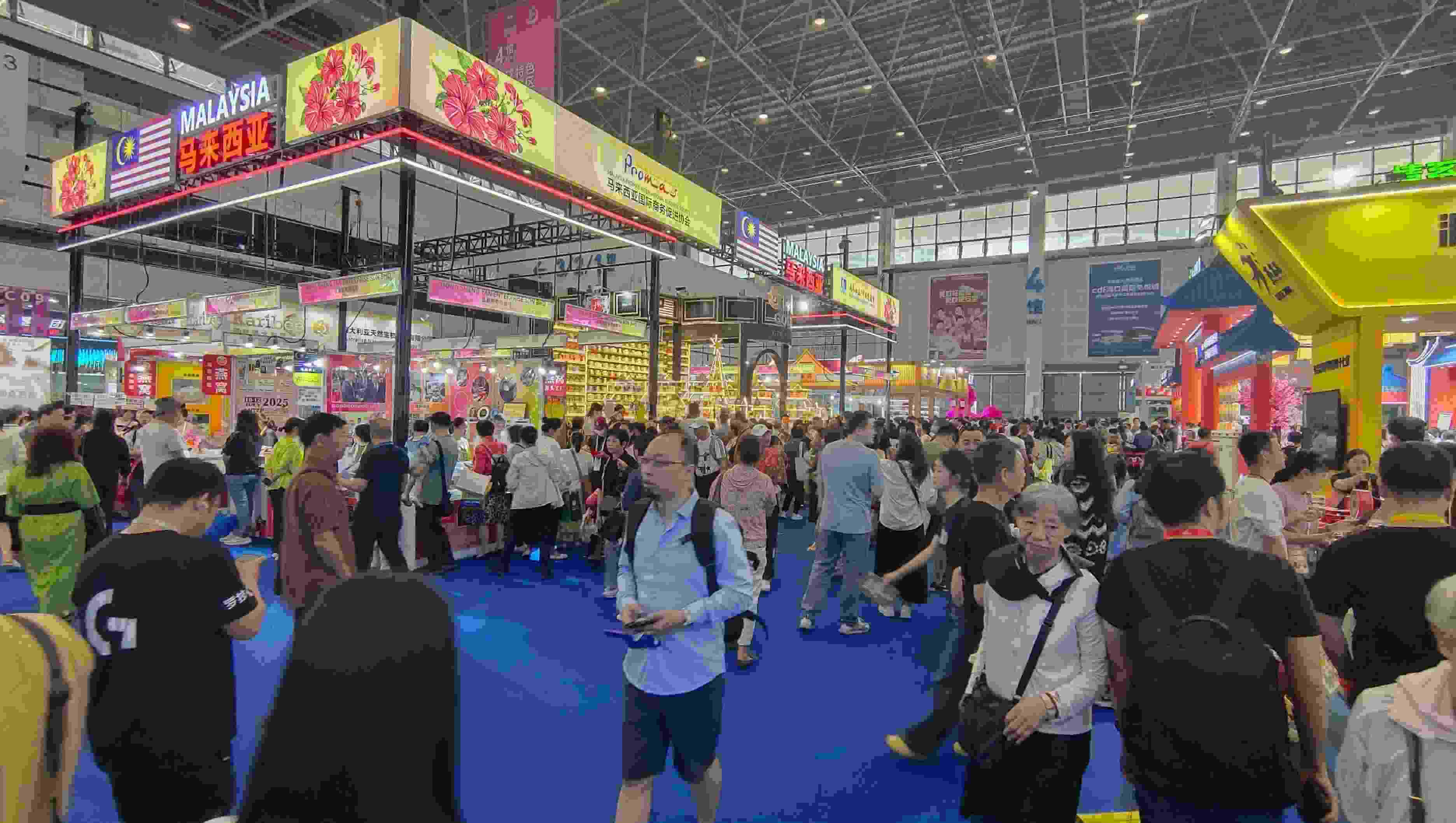 消博會(huì)迎來公眾開放日，眾多市民、客商來到展館參觀、購物。人民網(wǎng)記者 李彤?dāng)z