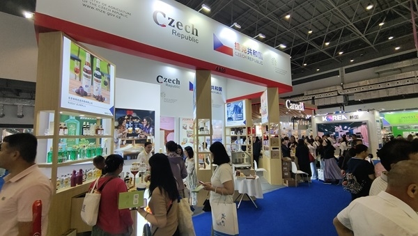 觀展者在各國展臺(tái)采購、咨詢。人民網(wǎng)記者 李彤?dāng)z