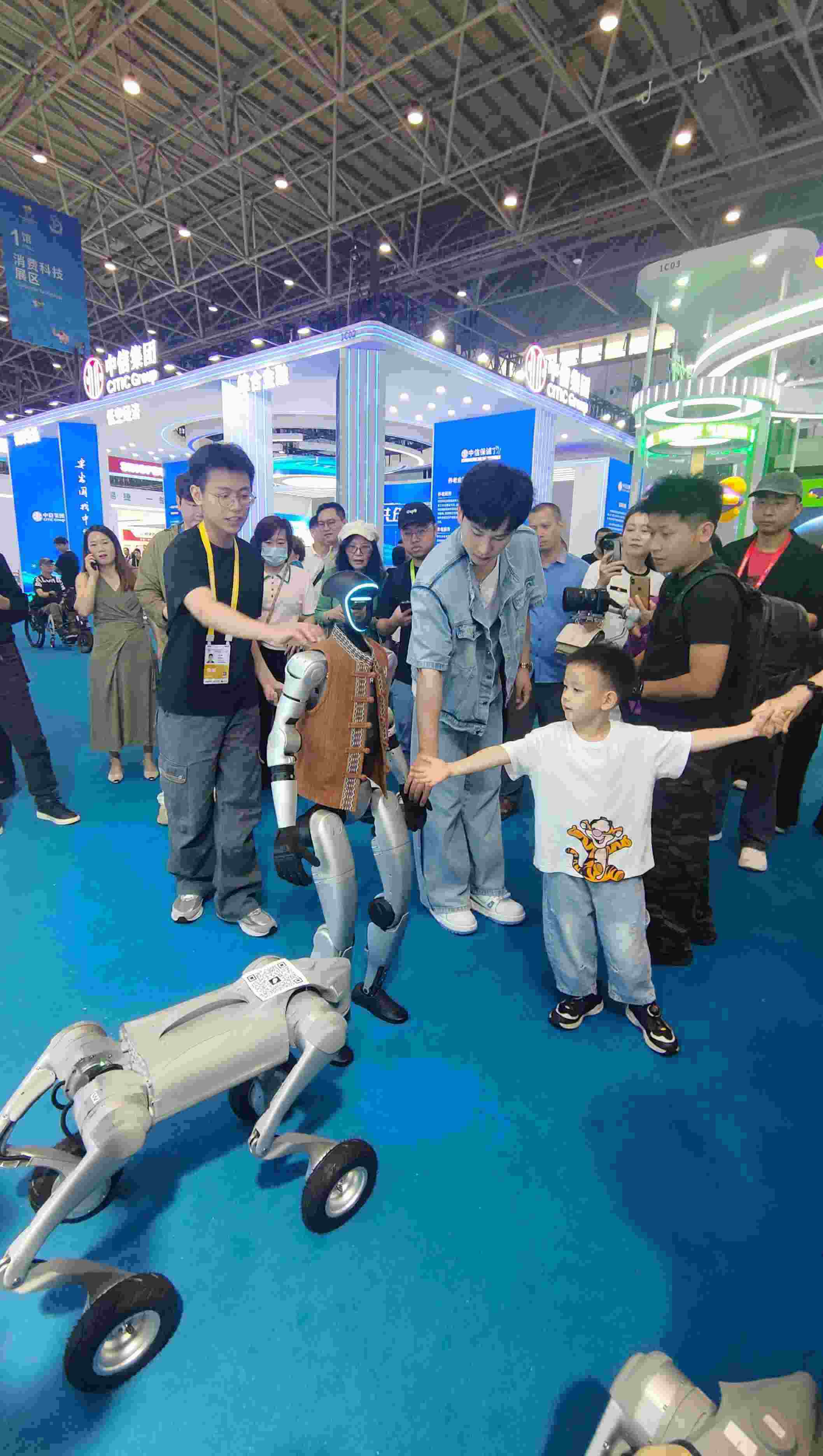 消博會(huì)現(xiàn)場，機(jī)器人等科技消費(fèi)產(chǎn)品吸引觀展者駐足。人民網(wǎng)記者 李彤?dāng)z