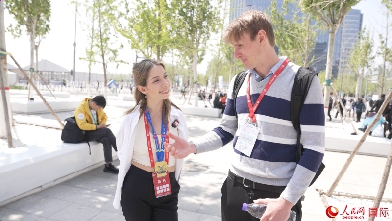 墨西哥的參賽選手阿蘭薩蘇?巴燕（左）與瑞士選手喬文韜。人民網(wǎng)記者 袁蒙攝