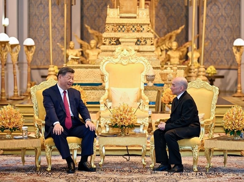 4月17日，柬埔寨國王西哈莫尼同習(xí)近平主席在金邊王宮舉行會見。