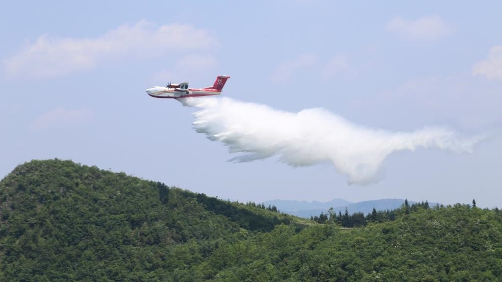 AG600飛機(jī)在四川西昌開展典型滅火場景驗證試飛科目（2023年6月攝）。新華社發(fā)（中國航空工業(yè)集團(tuán)供圖）