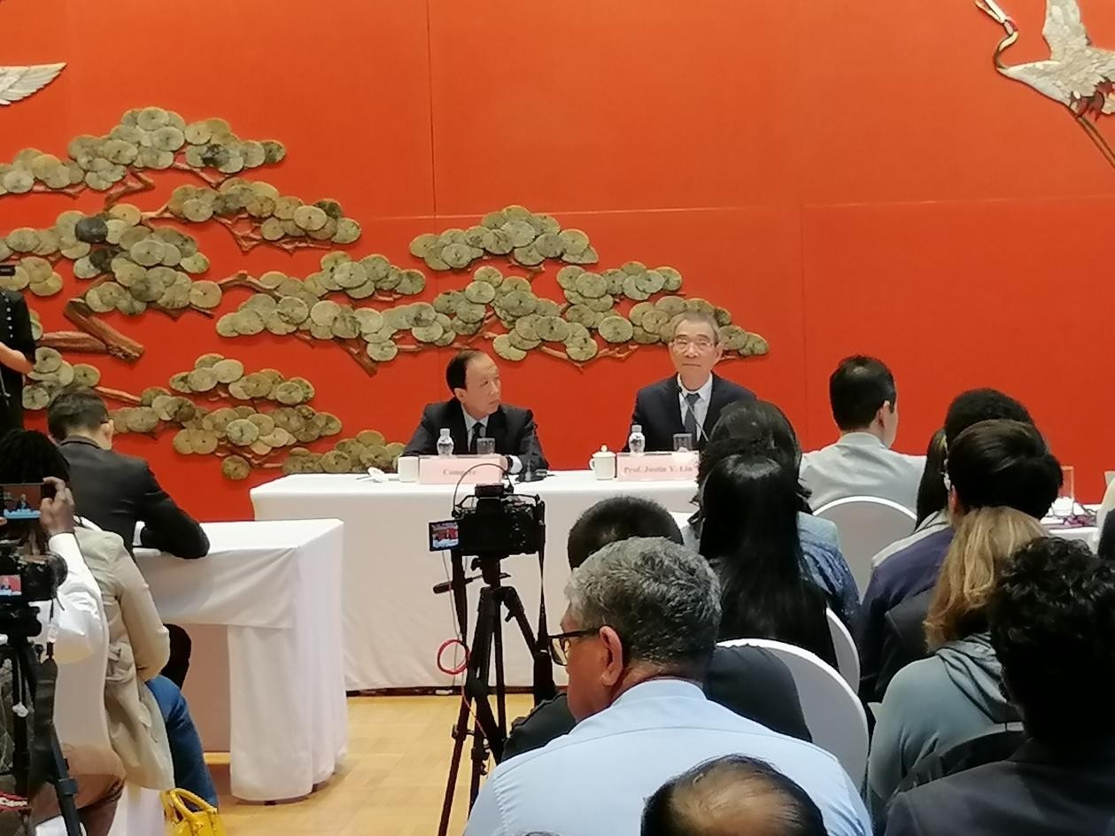 圖為21日舉行的“臨甲7號(hào)沙龍”，林毅夫（右一）在回答中外媒體記者的提問(wèn)。 人民網(wǎng)記者 李瀟攝