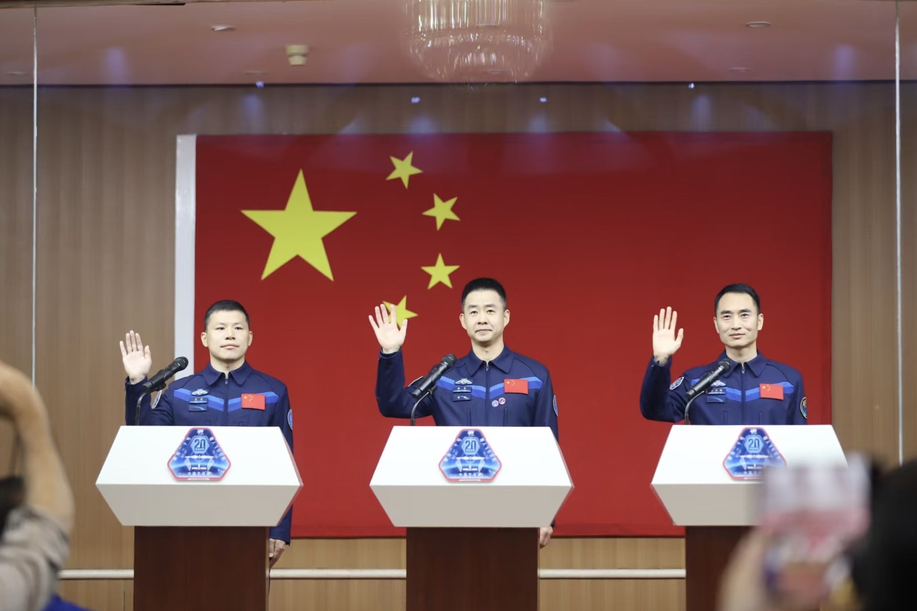 4月23日，神舟二十號航天員乘組在酒泉衛(wèi)星發(fā)射中心問天閣與中外媒體記者集體見面。人民網(wǎng)記者 黃帆攝