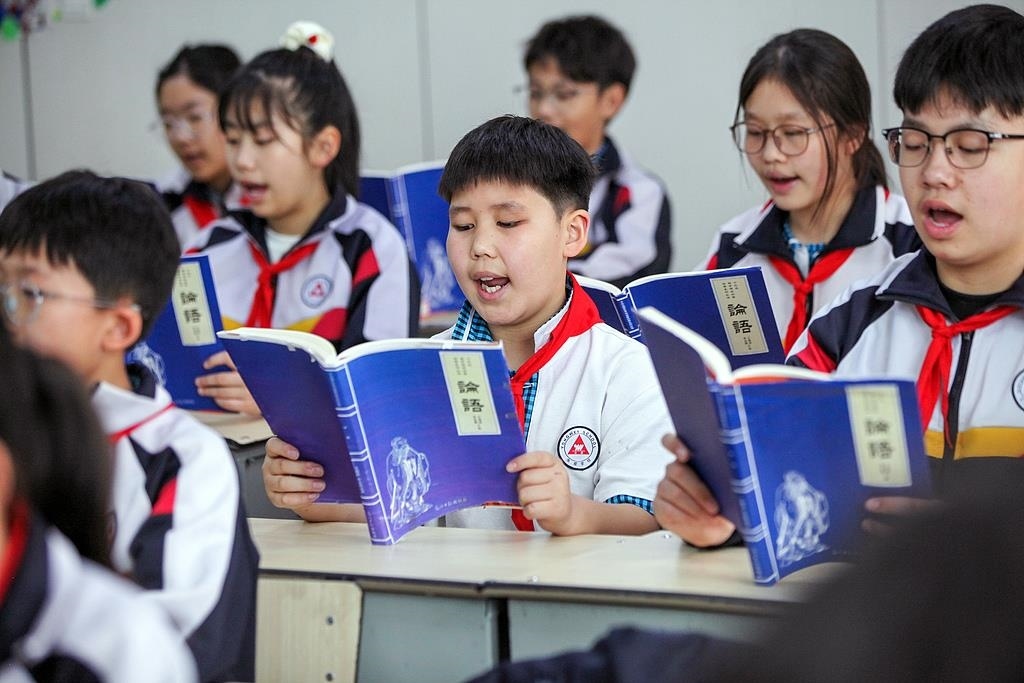 △2025年4月21日，河南焦作，學(xué)生們?cè)谡b讀《論語》。