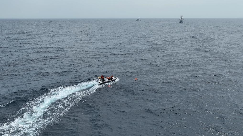 4月23日，中越海警開展海上聯(lián)合搜救演練，模擬營救落水人員。（中國海警供圖）