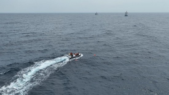 4月23日，中越海警開展海上聯(lián)合搜救演練，模擬營(yíng)救落水人員。（中國(guó)海警供圖）