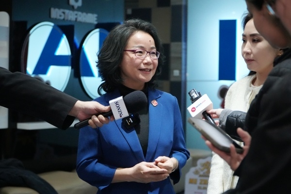 沈敏娟大使接受中蒙主流媒體采訪。中國駐蒙古國使館供圖