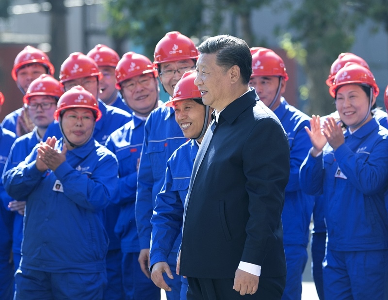 2018年9月26日，在中國一重集團(tuán)，習(xí)近平總書記走到工人中間，同大家親切交流。