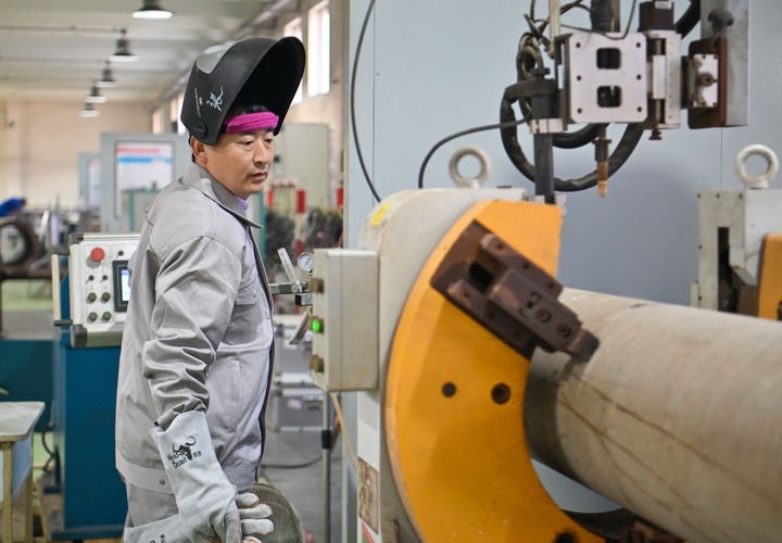 在中石化第四建設(shè)有限公司工匠學(xué)院，全國人大代表、中石化第四建設(shè)有限公司工匠學(xué)院焊接教練張振連操作自動焊機(jī)（2025年2月21日攝）。新華社記者 孫凡越 攝