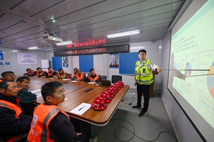 2024年11月13日，在中建二局北方公司天津項(xiàng)目部，工程技術(shù)人員為勞動者開展技能培訓(xùn)。新華社記者 孫凡越 攝