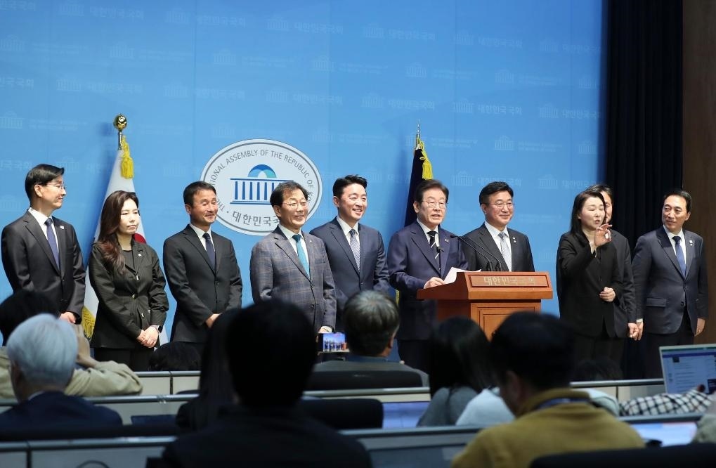 4月11日，李在明在韓國首爾舉行的新聞發(fā)布會上介紹他的總統(tǒng)競選團隊。新華社記者姚琪琳攝