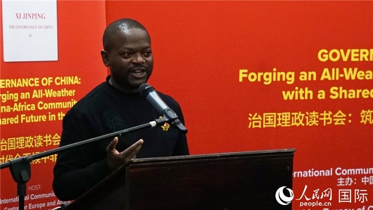約翰內(nèi)斯堡大學(xué)非洲中國研究中心研究員葛迪恩·吉通加在讀書會上發(fā)言。人民網(wǎng) 劉暢攝