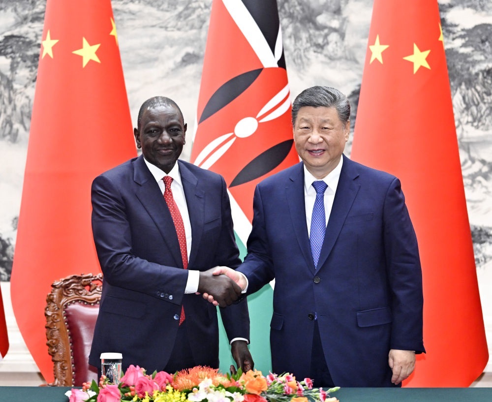 4月24日上午，國家主席習(xí)近平在北京人民大會堂同來華進(jìn)行國事訪問的肯尼亞總統(tǒng)魯托舉行會談。這是習(xí)近平同魯托握手。新華社記者 岳月偉 攝