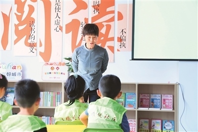 田桂月帶領(lǐng)孩子共讀繪本《點(diǎn)》。李澤罡攝