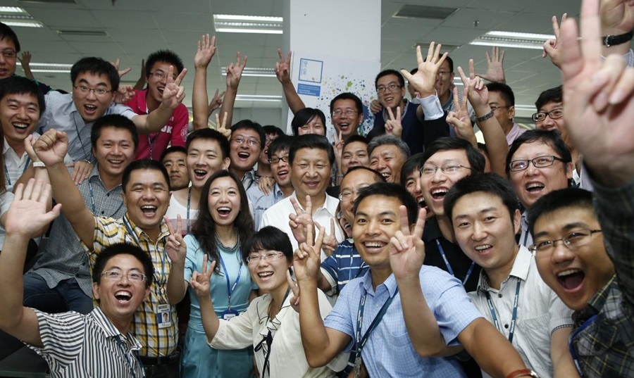 2013年8月29日，習(xí)近平總書記在東軟集團(tuán)（大連）有限公司同年輕員工親切合影。新華社記者 鞠鵬 攝