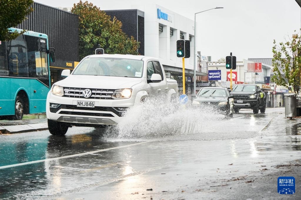5月1日，汽車行駛在新西蘭南島城市克賴斯特徹奇的街頭。新華社發(fā)（陳思雨蒙 攝）