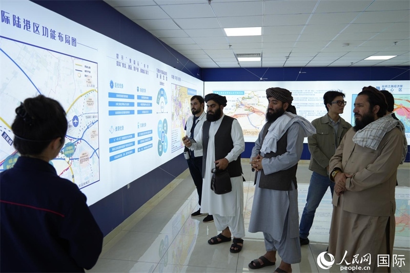 代表團(tuán)在烏魯木齊國際陸港區(qū)參觀。人民網(wǎng)記者 章凱風(fēng)攝