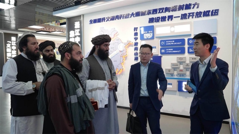 代表團(tuán)在義新歐班列始發(fā)站參觀。CGTN記者 楊剛攝