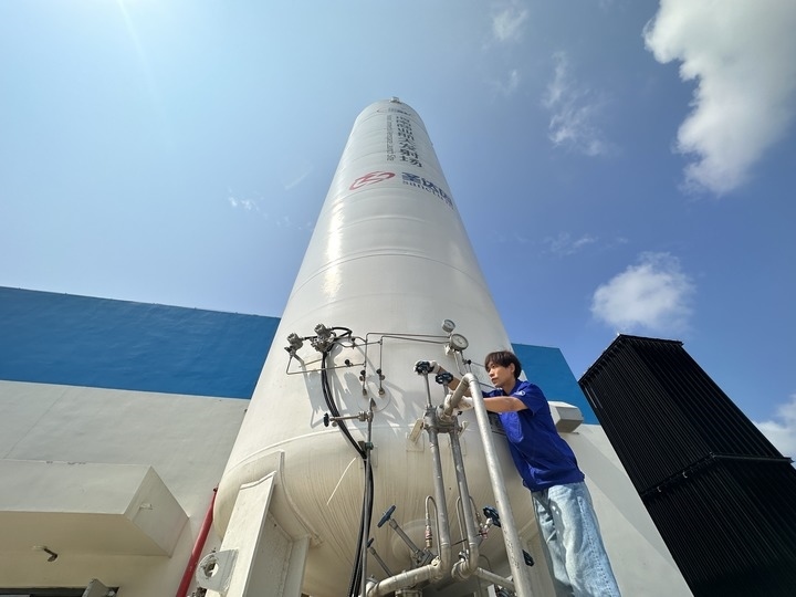 陳恩偉在海南商業(yè)航天發(fā)射場技術區(qū)罐區(qū)進行液氮轉注前準備。新華社記者 陳凱姿 攝