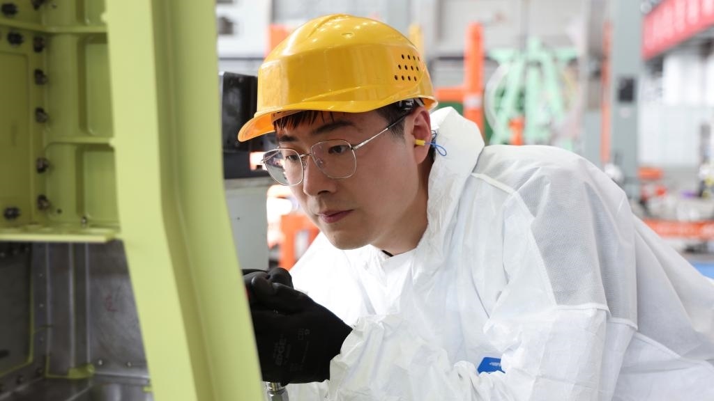 在中國航空工業(yè)集團成飛車間內，飛機鉚裝鉗工首席操作技師馮攀龍正在工作。（新華社發(fā)）