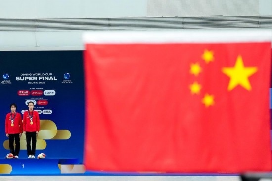 5月2日，獲得2025年跳水世界杯總決賽女子雙人10米臺(tái)冠軍的中國組合陳芋汐（右）/全紅嬋在頒獎(jiǎng)儀式上。新華社記者 鞠煥宗 攝