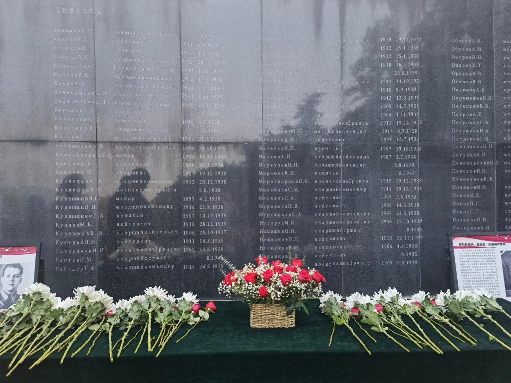 在南京抗日航空烈士紀(jì)念館鐫刻有蘇聯(lián)籍抗日航空英烈名錄的紀(jì)念碑前，擺放著人們獻(xiàn)上的鮮花（2024年11月22日攝）。新華社記者 邱冰清 攝