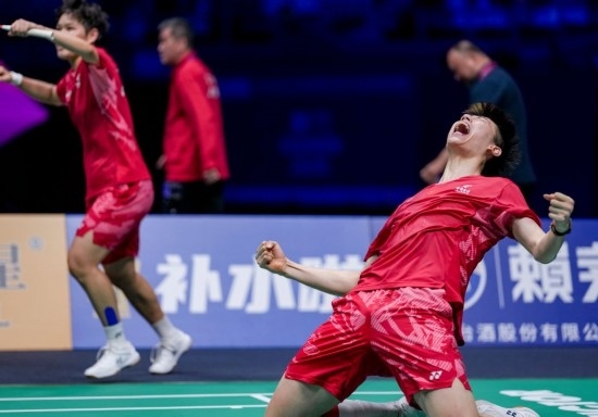 5月3日，中國隊組合馮彥哲（右）/黃東萍在半決賽混雙比賽后慶祝。新華社記者 孫非 攝