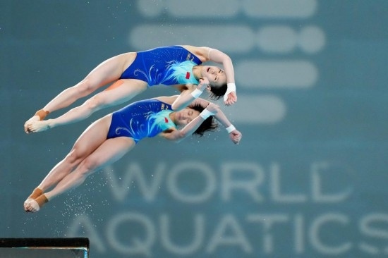 5月2日，陳芋汐（上）/全紅嬋在比賽中。新華社記者 鞠煥宗 攝