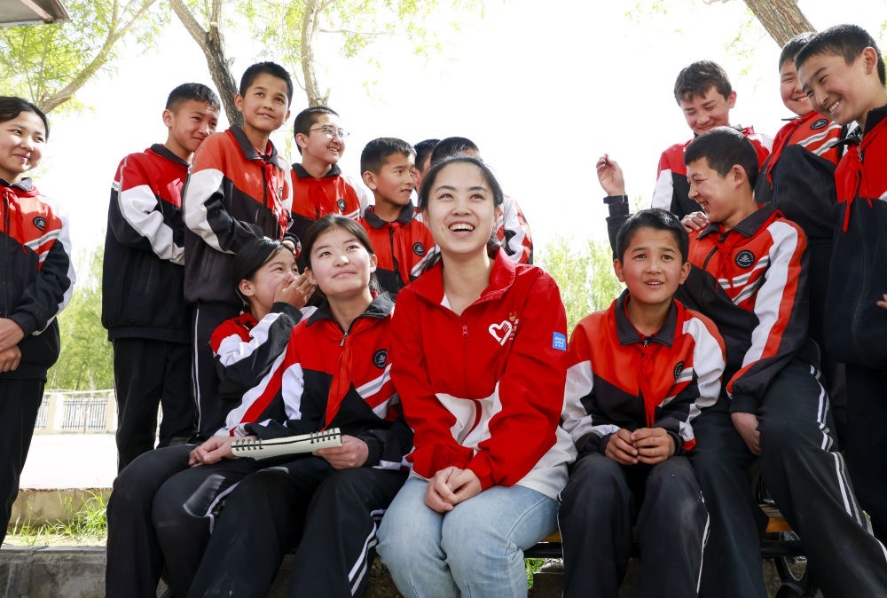 4月23日，在新疆克州阿圖什市哈拉峻鄉(xiāng)謝依特小學(xué)，支教教師高淑賢和學(xué)生們在一起。