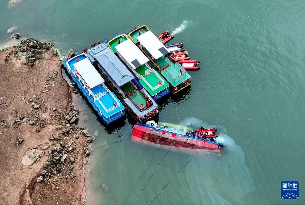 5月5日，救援人員在對(duì)傾覆船只進(jìn)行搜救（無(wú)人機(jī)照片）。新華社記者 劉續(xù) 攝