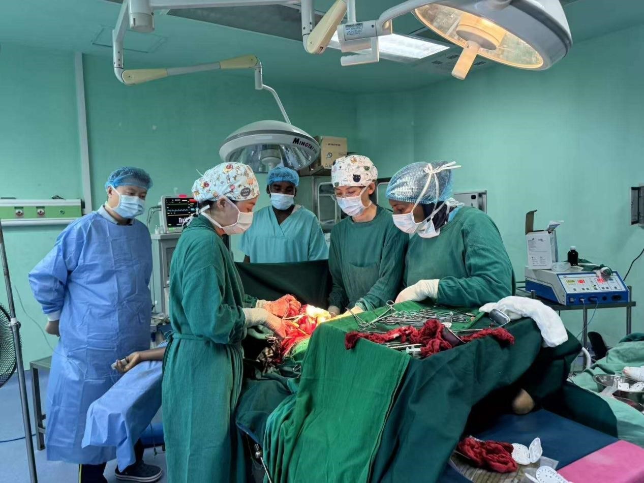 中國(guó)醫(yī)療隊(duì)專(zhuān)家與當(dāng)?shù)蒯t(yī)生協(xié)同手術(shù)。中國(guó)援桑醫(yī)療隊(duì)供圖