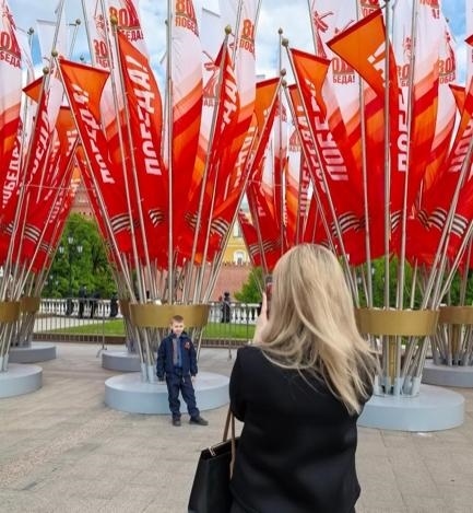 當(dāng)?shù)貢r(shí)間5月7日下午，莫斯科紅場(chǎng)外，紀(jì)念蘇聯(lián)偉大衛(wèi)國(guó)戰(zhàn)爭(zhēng)勝利80周年慶典旗幟飄揚(yáng)。