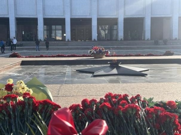 當(dāng)?shù)貢r(shí)間5月6日下午，莫斯科勝利廣場(chǎng)上的長(zhǎng)明火兩旁放滿鮮花。