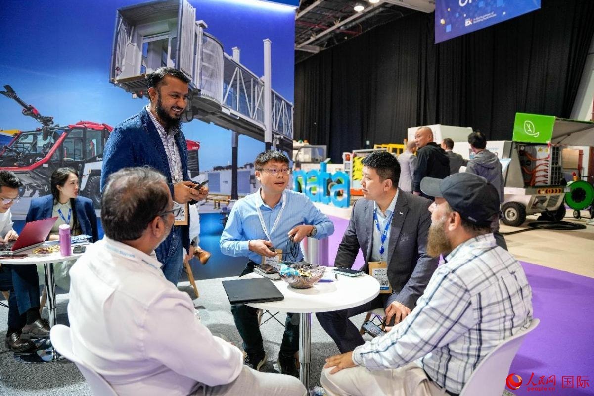 中外商家在交流。人民網(wǎng)塔里克·易卜拉欣攝