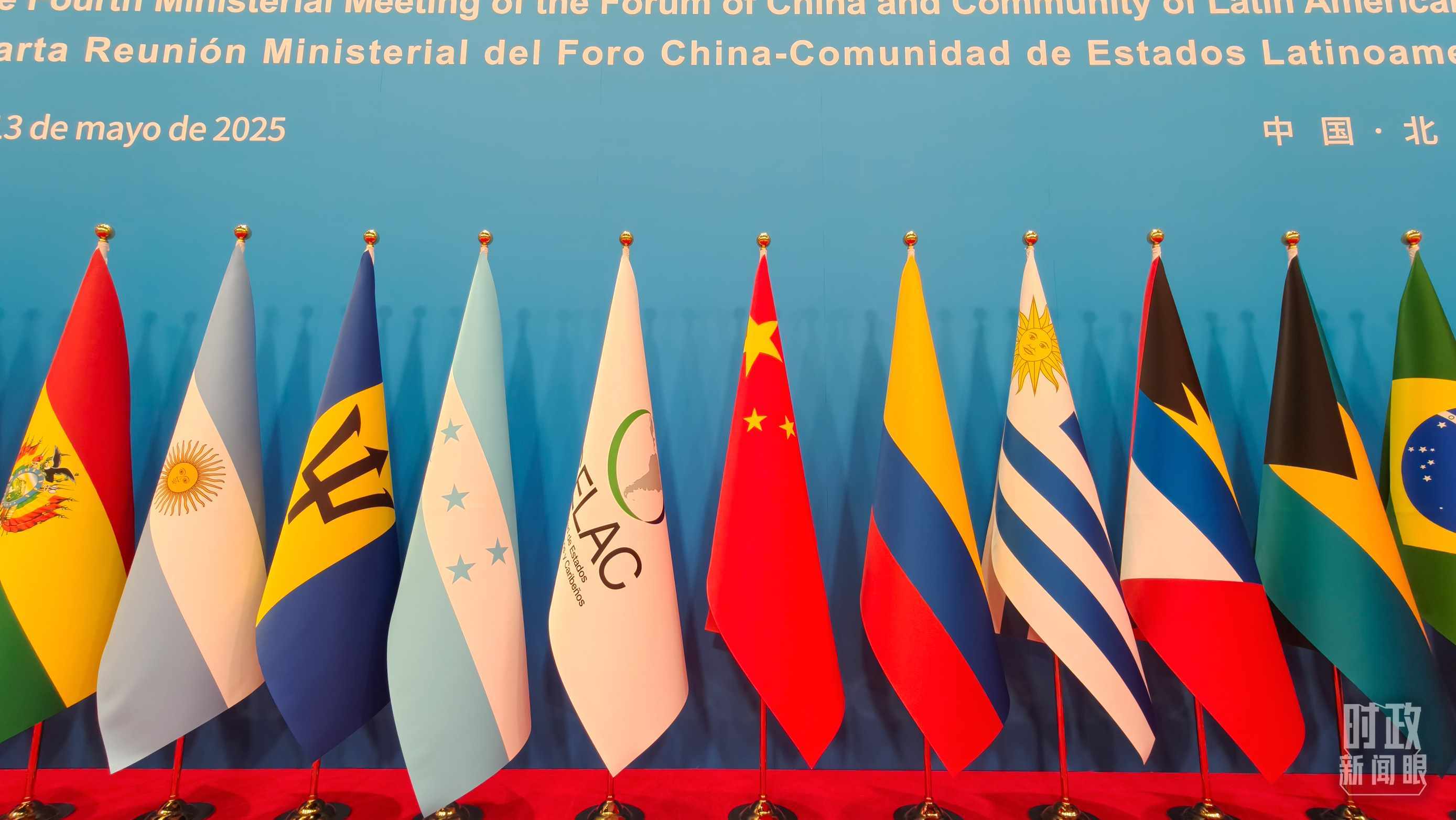 開幕式現(xiàn)場的旗陣。（總臺央視記者陸泓宇拍攝）