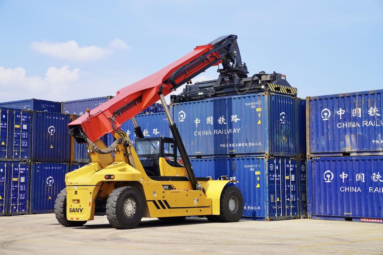 在中老鐵路萬象南鐵路貨運口岸站，起重機正在吊裝集裝箱。劉瑩嘉攝