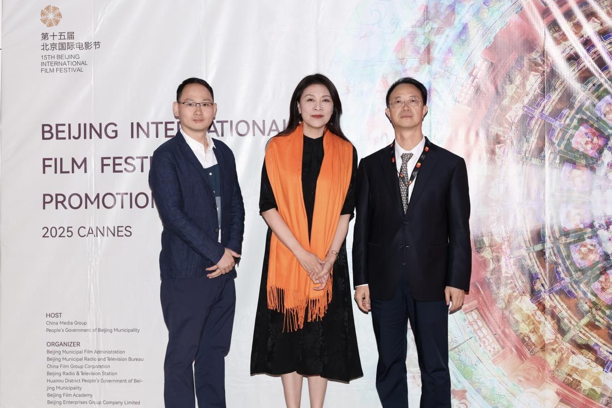 余俊生（右一）與《走走停停》導(dǎo)演龍飛（左一）、演員岳紅（左二）合影。主辦方供圖