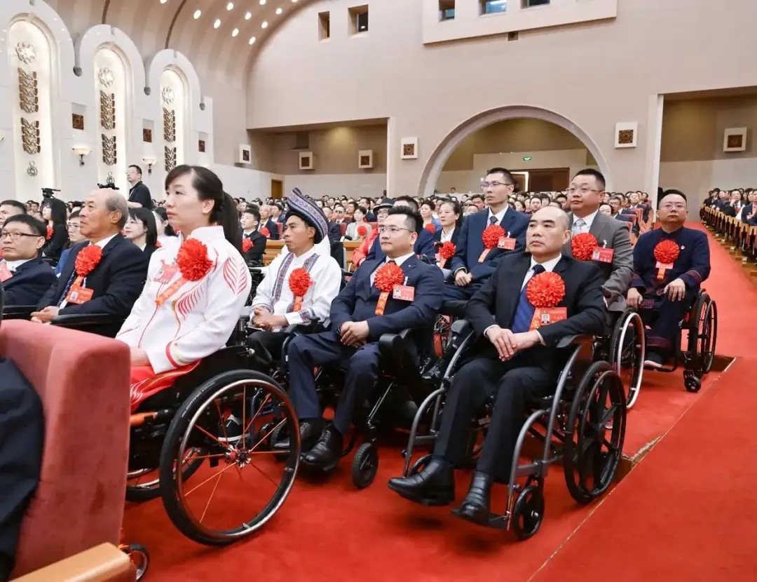 2025年5月16日，第七次全國自強模范暨助殘先進表彰大會在北京召開。大會表彰了200名“全國自強模范”、200個“全國殘疾人工作先進集體”和60名“全國殘疾人工作先進個人”。